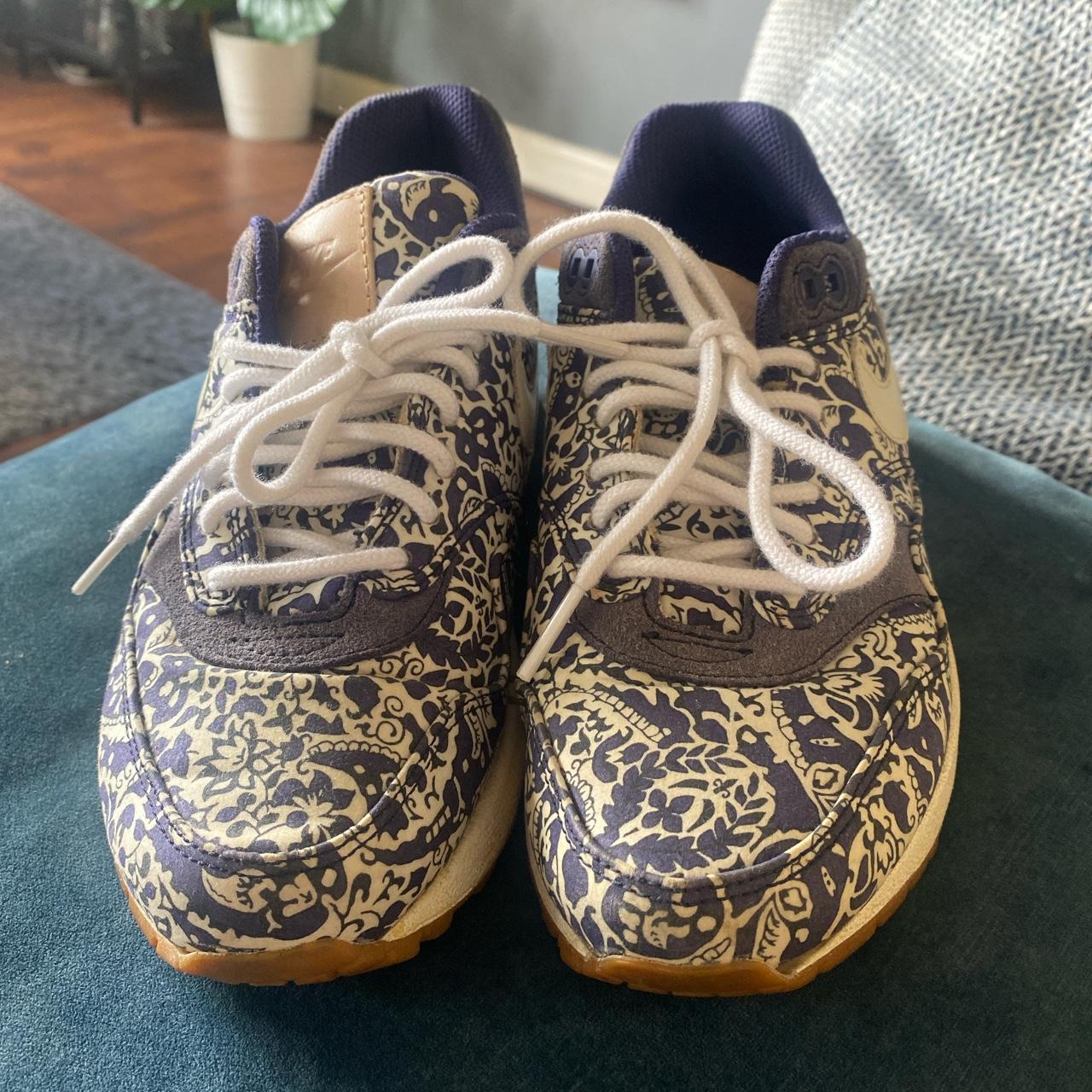 ladies navy nike trainers