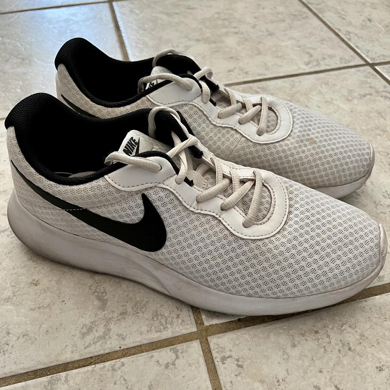 nike tanjun black white womens