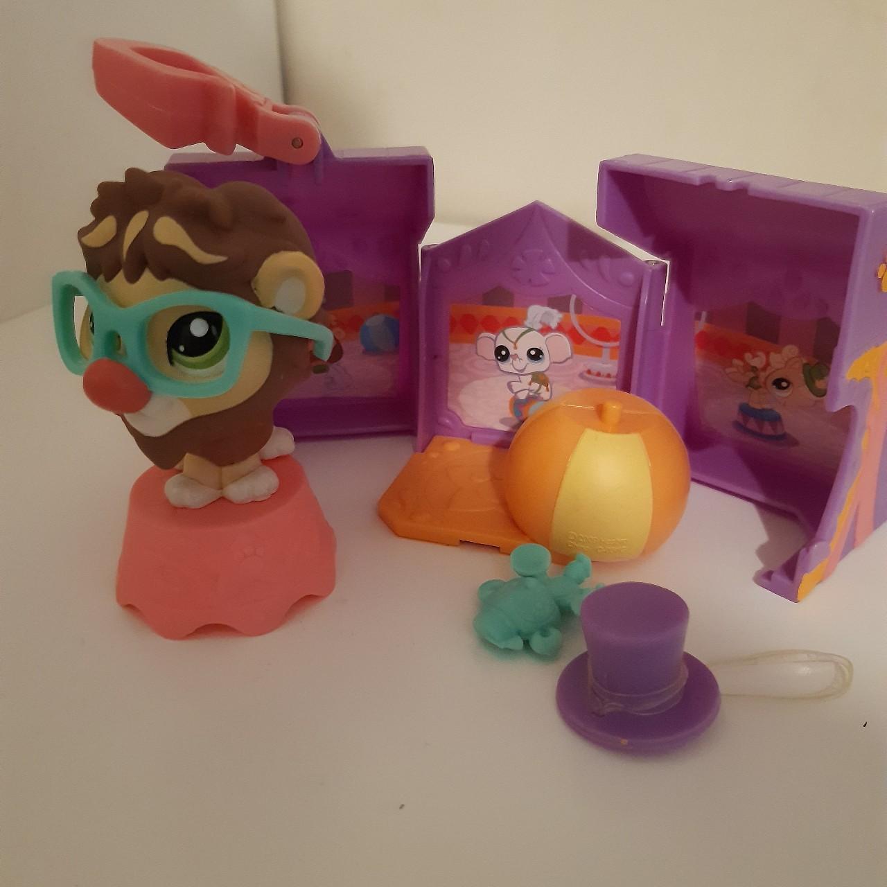 Littlest pet shop lion spotlight circus set (1874).... Depop