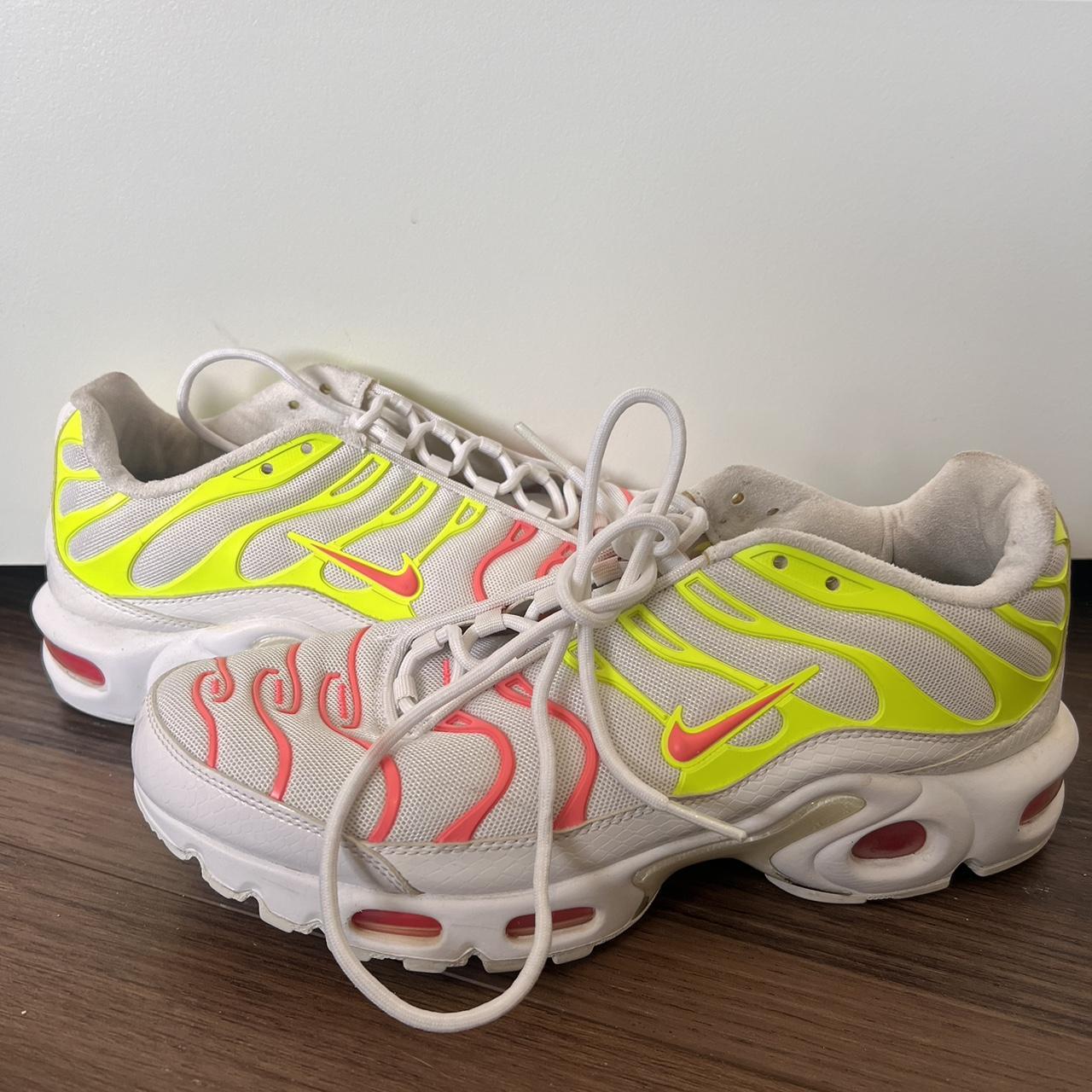 Air max plus white hot punch best sale