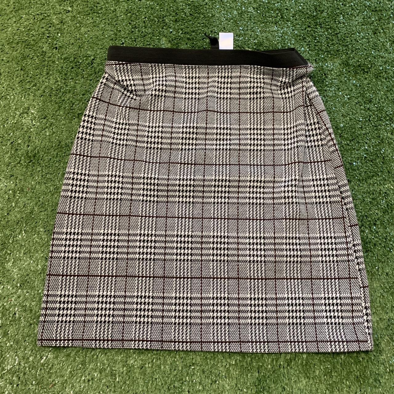 H&M skirt with design size xs #H&M #skirt - Depop