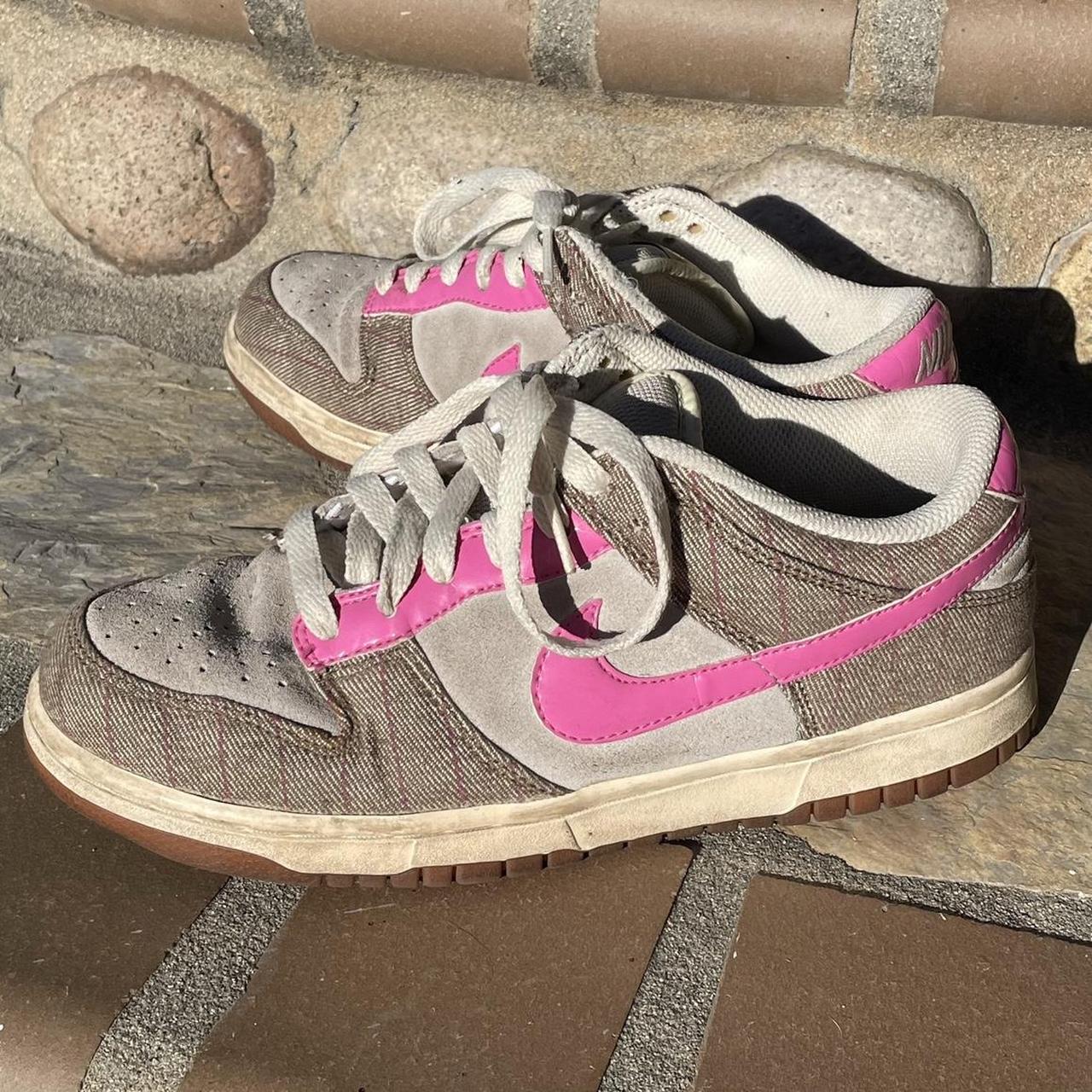 brown and pink dunks