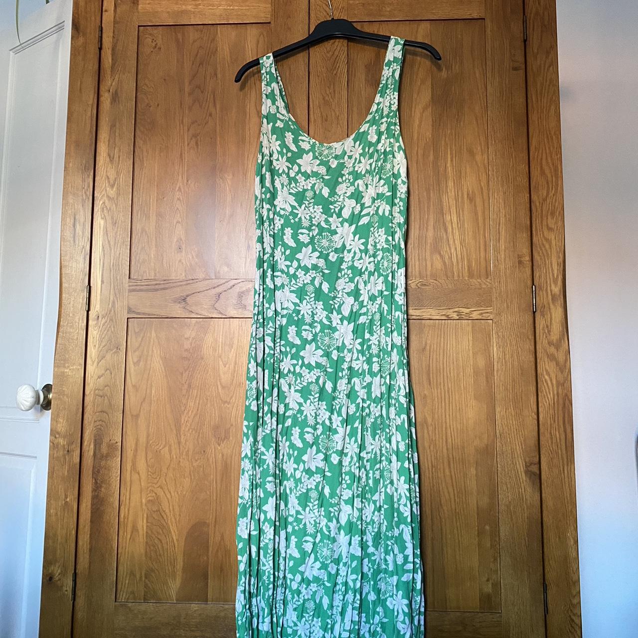 Zara Women's Green and White Dress Depop