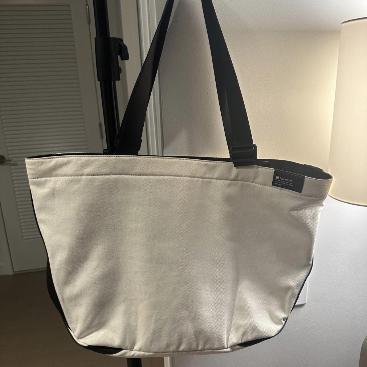 Lululemon clean lines selling canvas tote bag 22L NEW beige