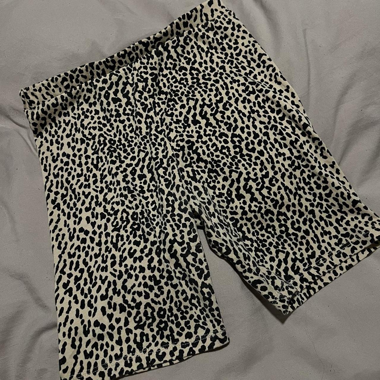Brandy Melville Women's Black and Tan Shorts (2)