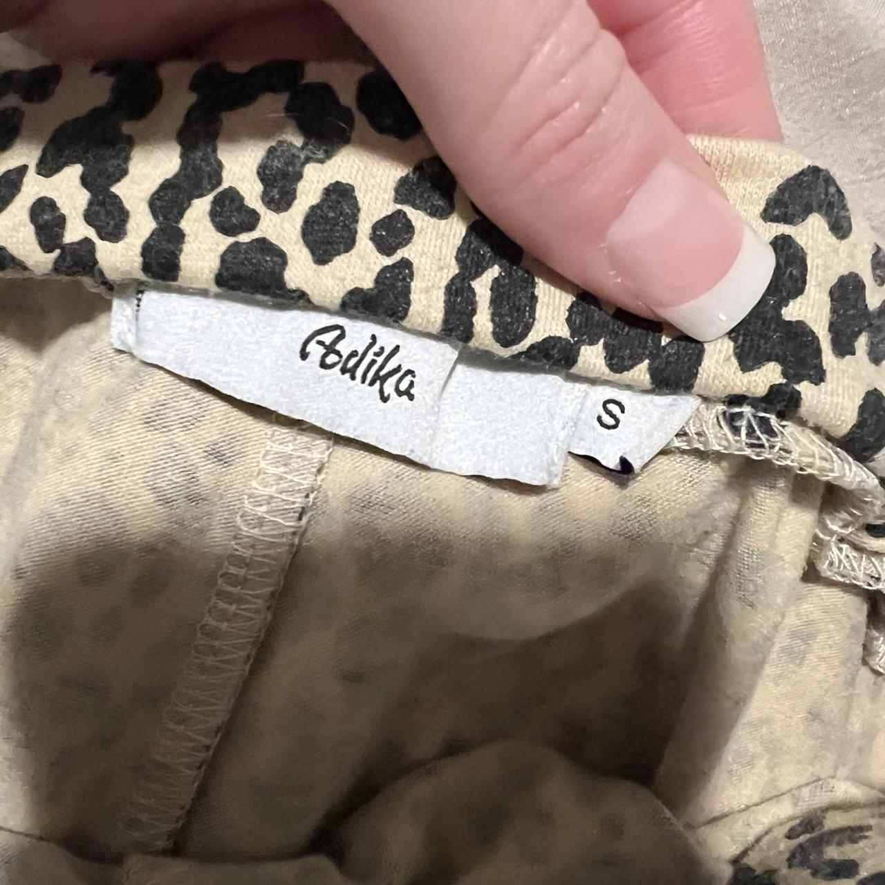 Brandy Melville Women's Black and Tan Shorts (3)