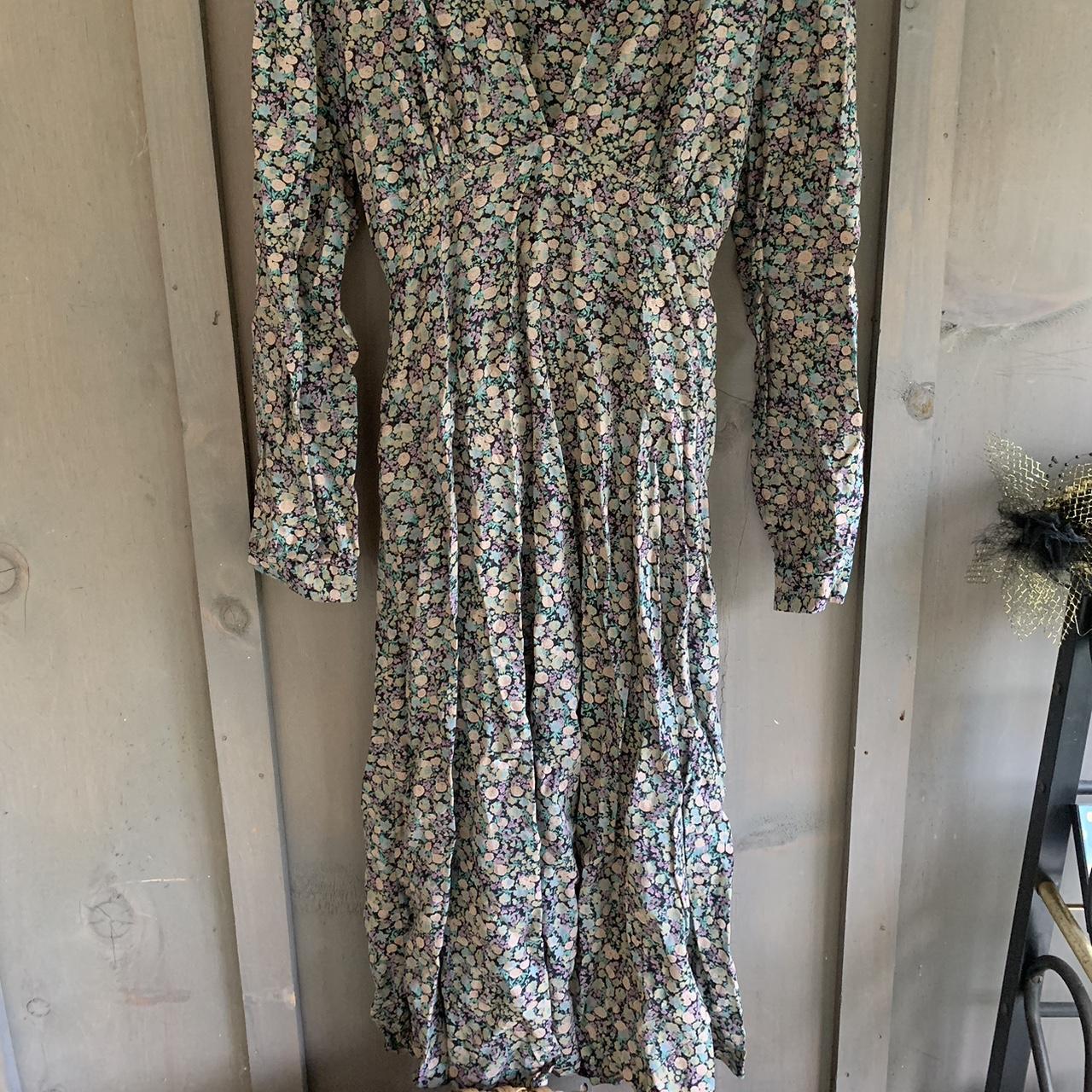 Doen floral midi dress. Marked a size medium but it... - Depop