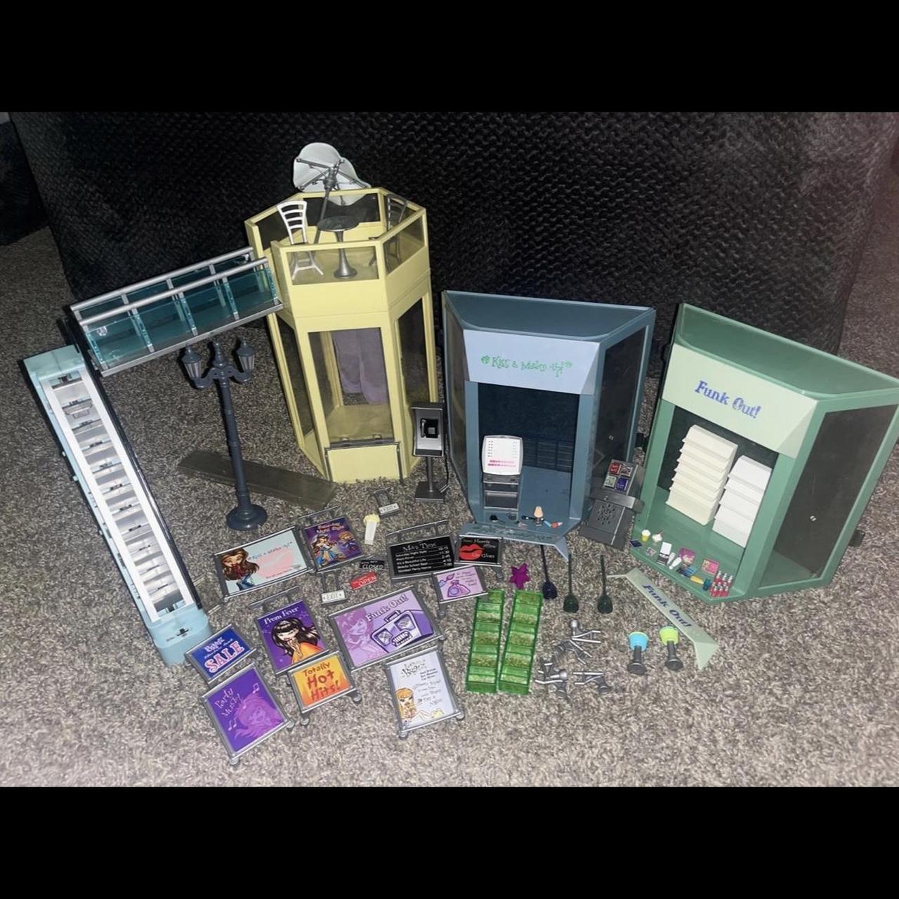 Lil’ Bratz Fashion Mall comes with everything... - Depop