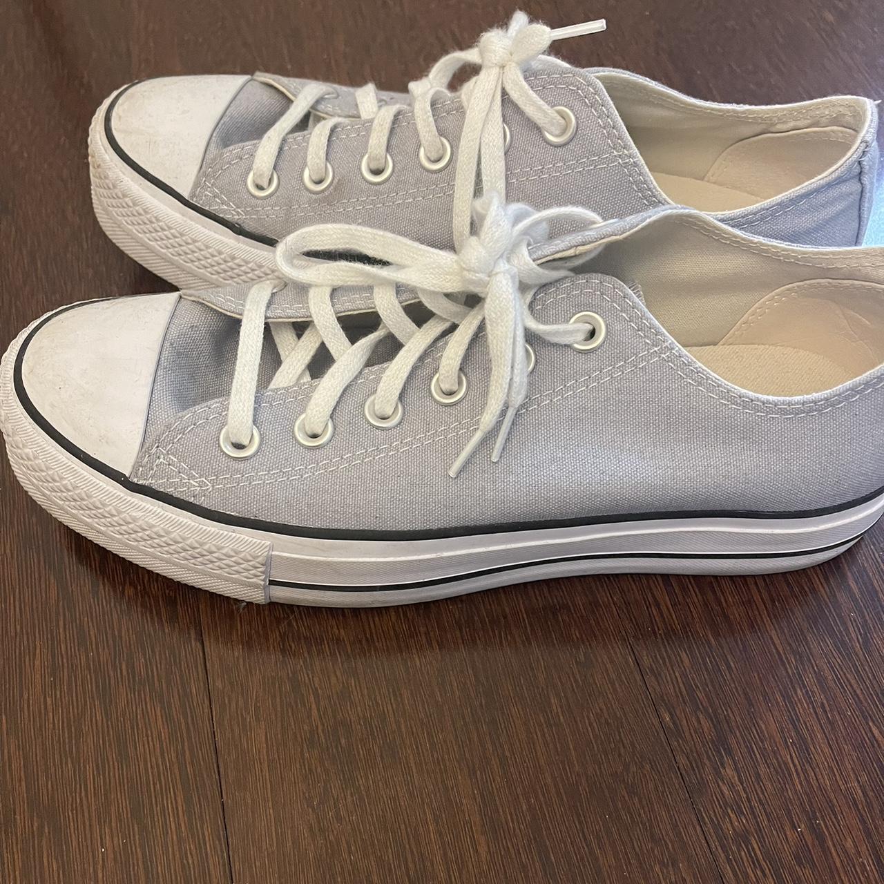 Light grey hotsell converse shoes