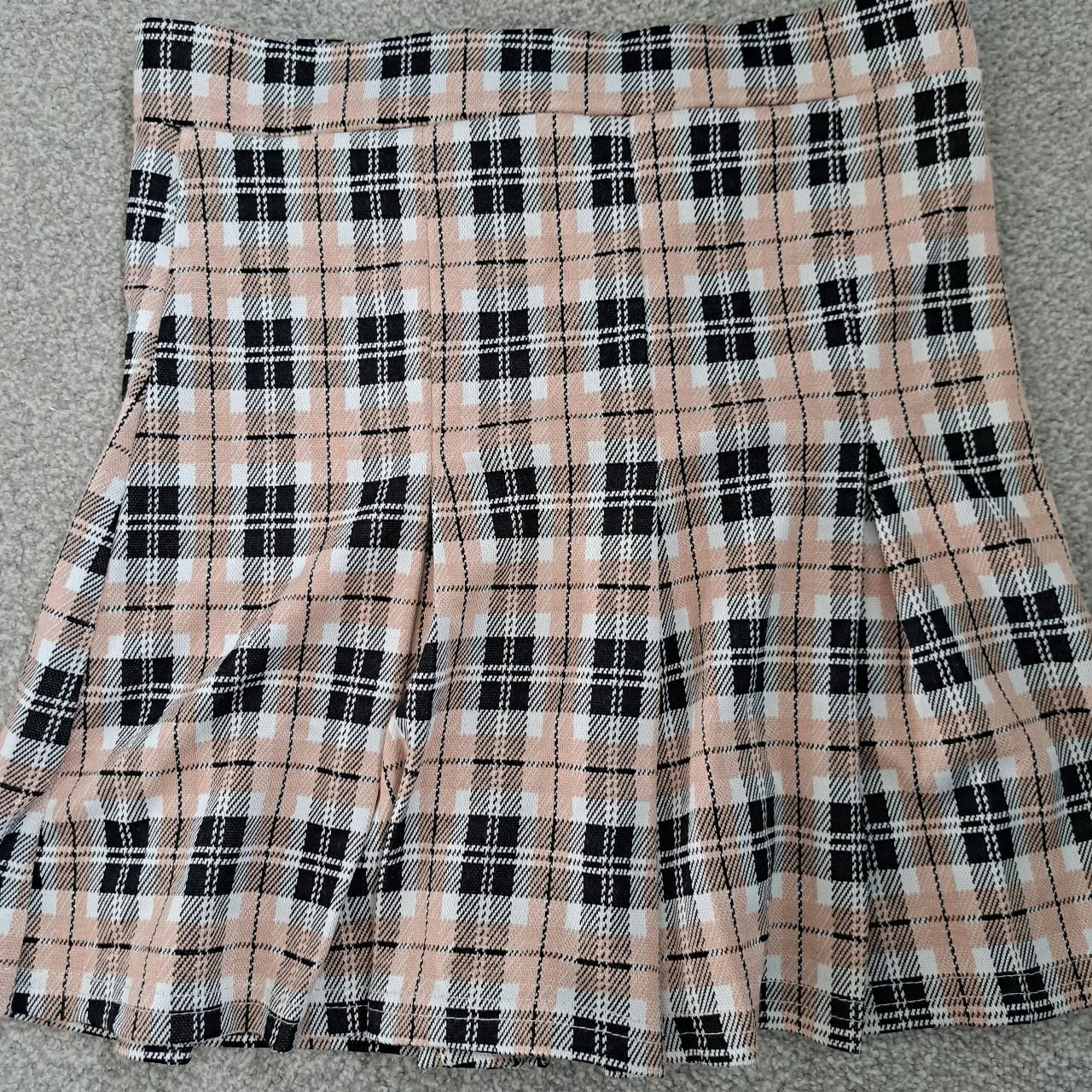 Quiz pleated skirt peach black and white Never