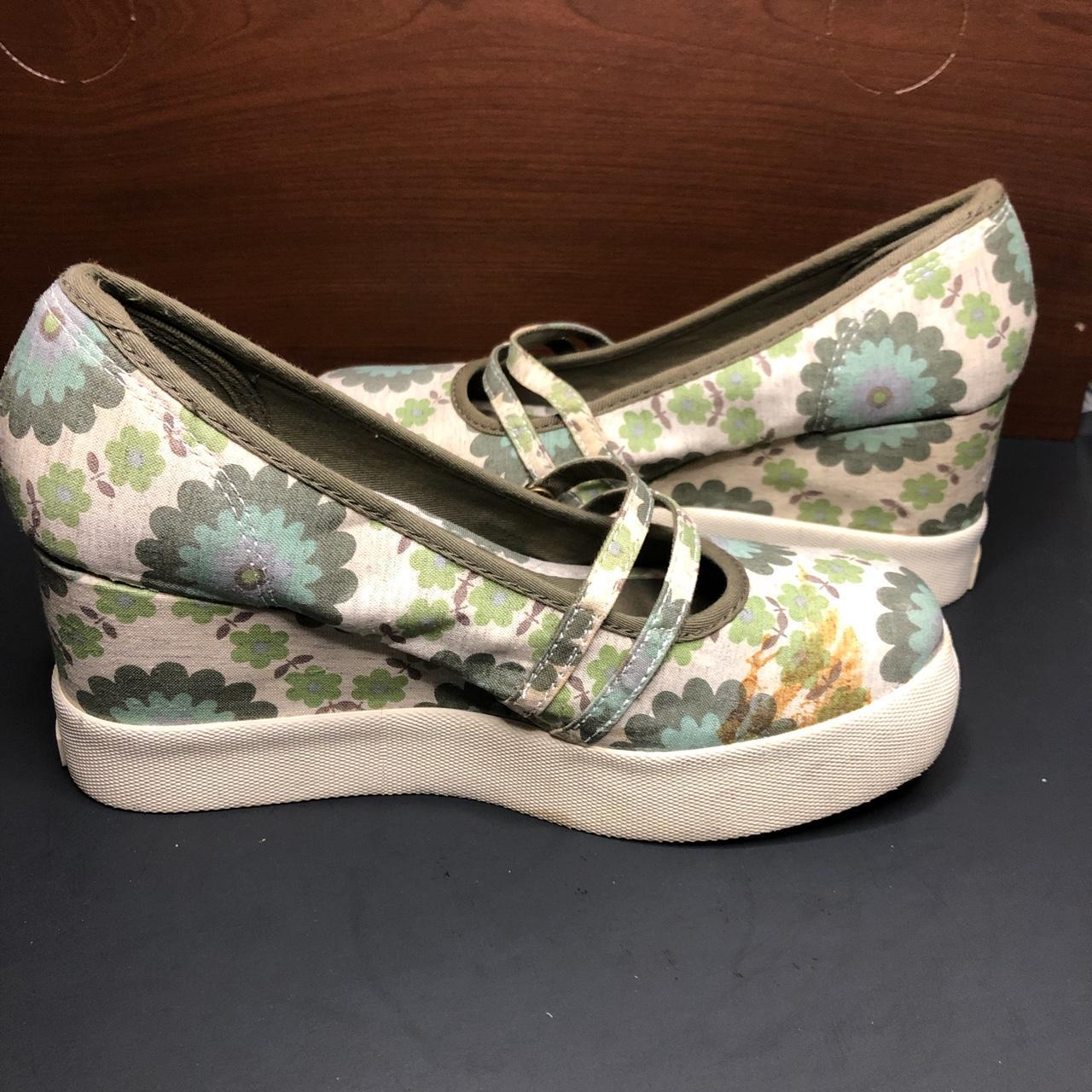 90s American Eagle Green Floral Wedge in size 7 in... - Depop