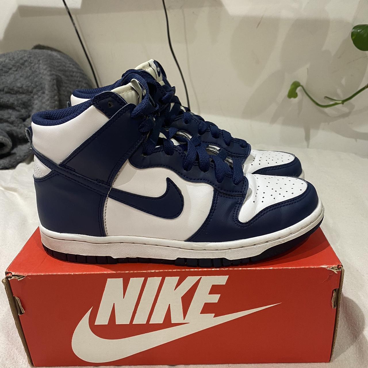 womens navy nike sneakers