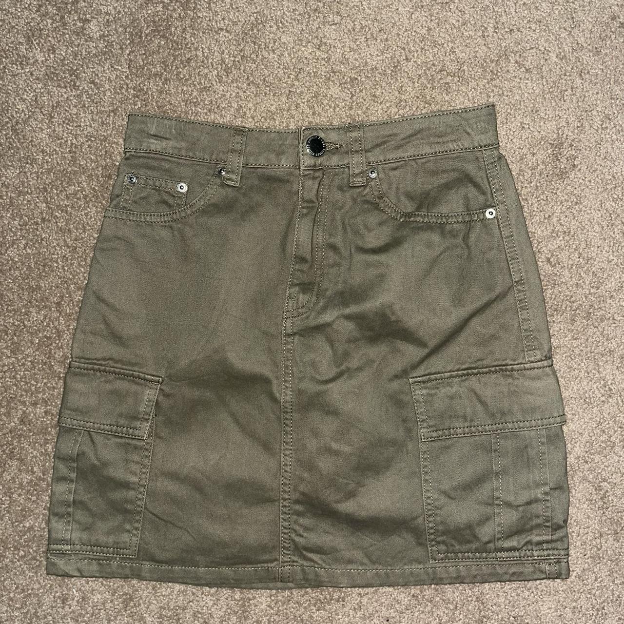 H&M khaki cargo mini skirt. Size uk 4 aus 6 (xs).... Depop
