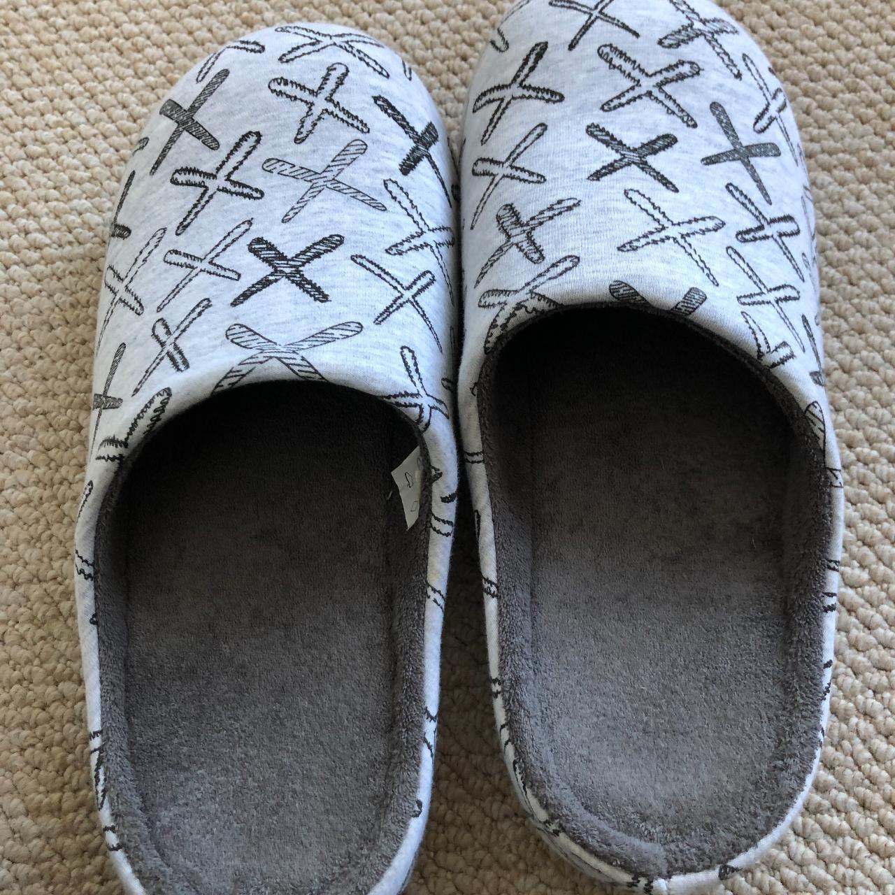 Kaws discount uniqlo slippers