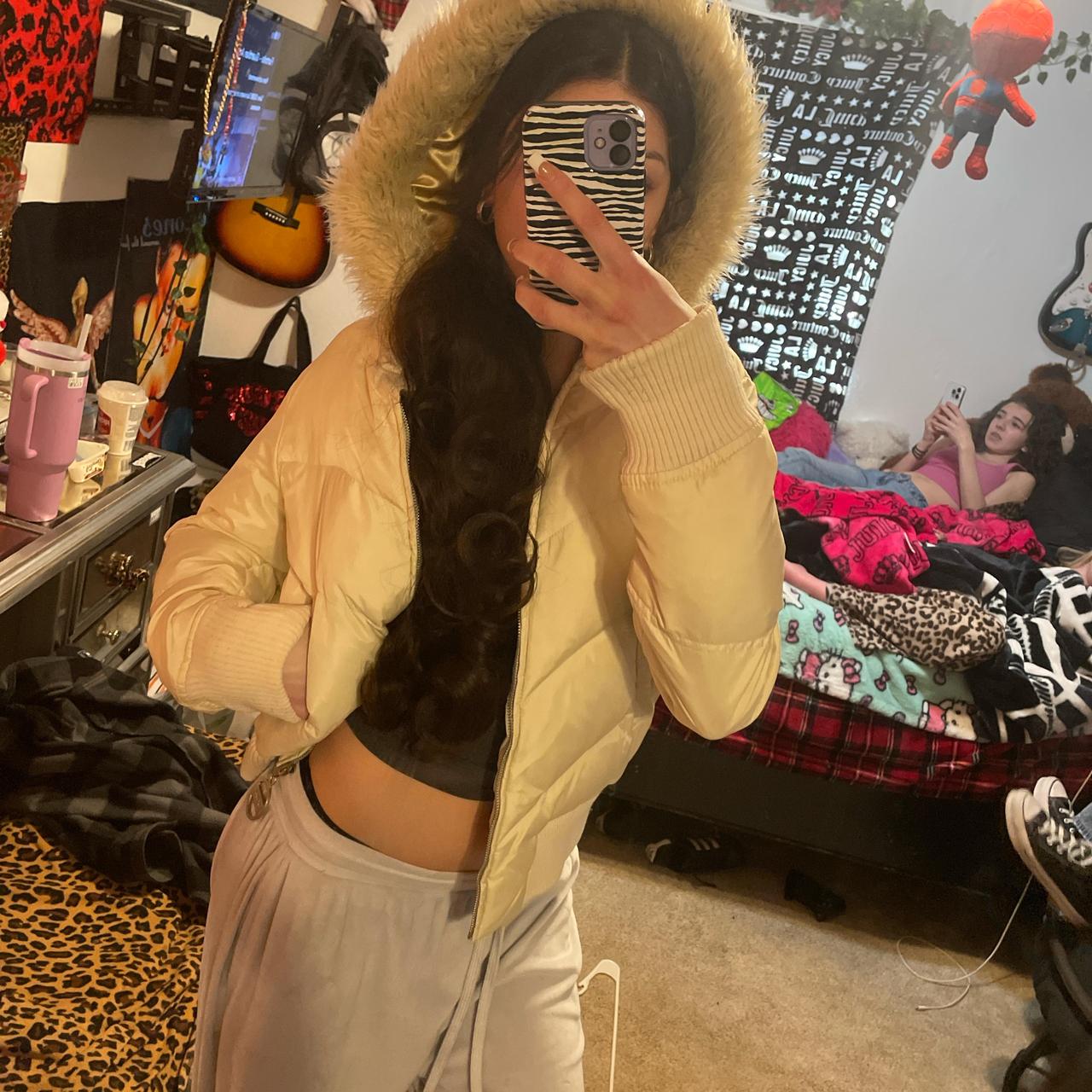 Faux fur-hoodie - Depop