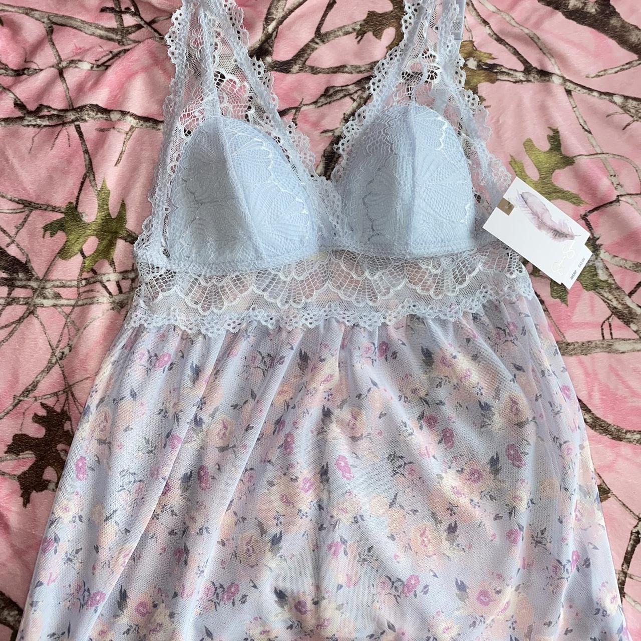 Jessica Simpson Women's Blue and White Top | Depop