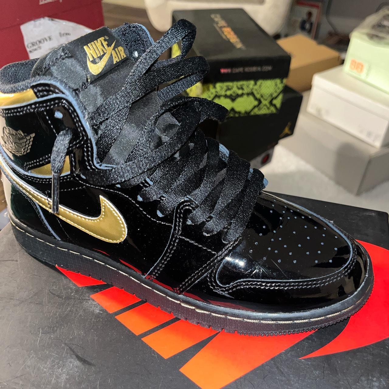 Air jordan 1 retro high og black hot sale metallic gold