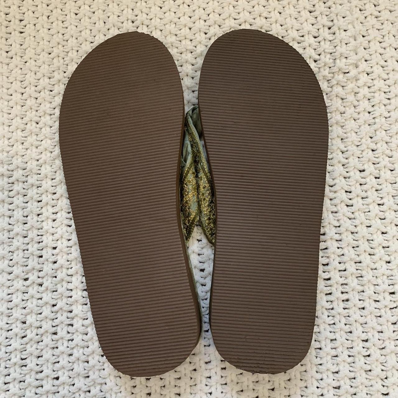 Old Navy Women's Green and Brown Flipflops | Depop