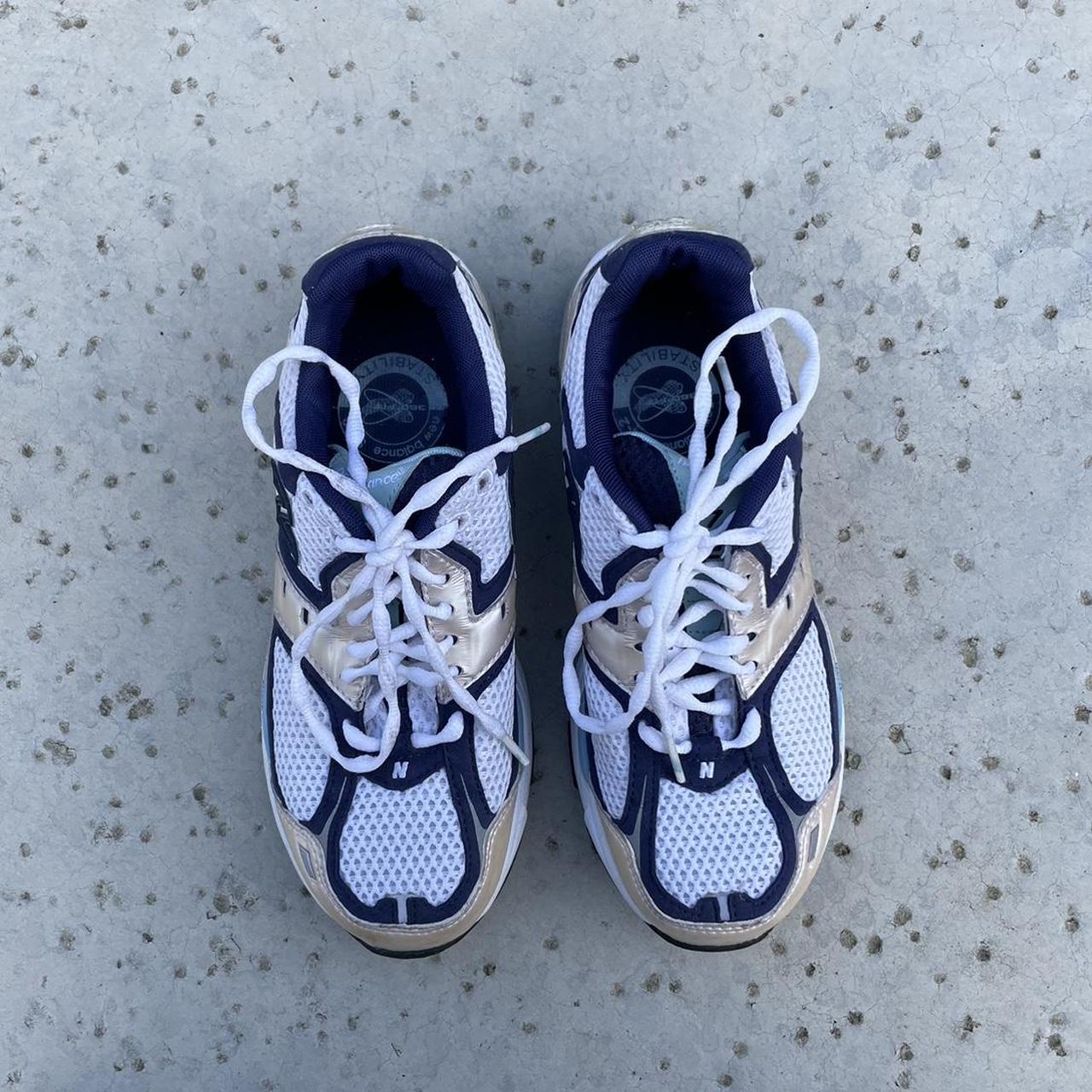 New Balance Women's White and Blue Trainers (2)