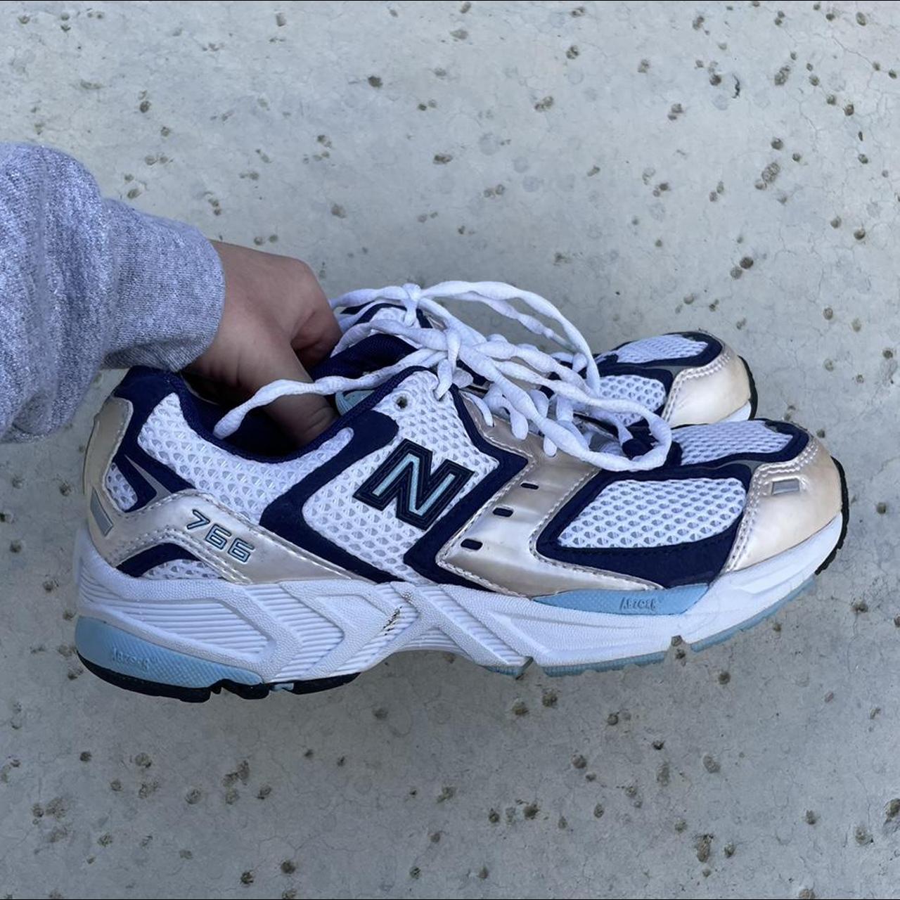 New Balance Women's White and Blue Trainers (3)