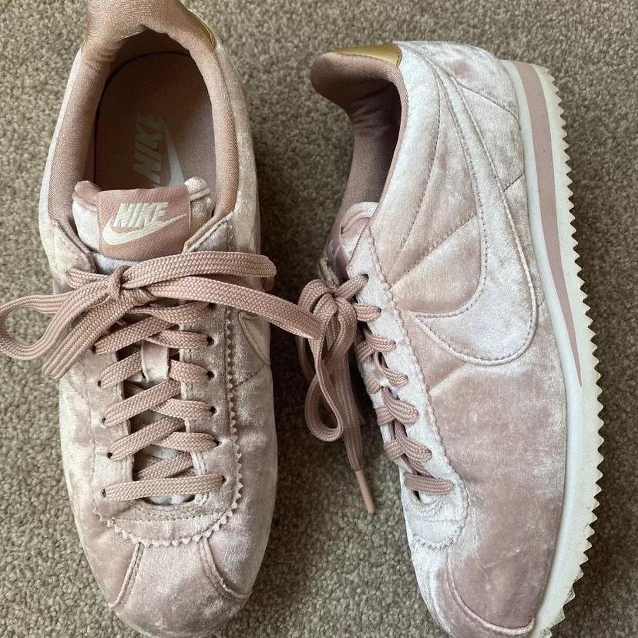 Dusky pink nike trainers best sale