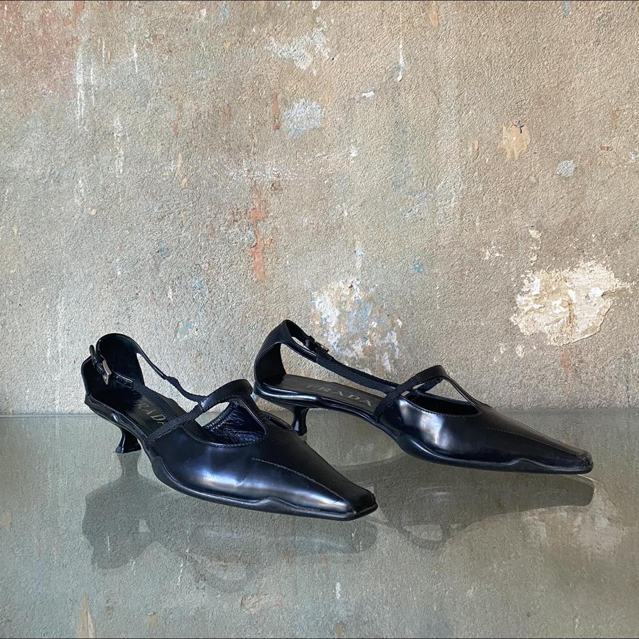 靴 PRADA S/S 2000 kitten heels PRADA SS 2000 HEELS Prada sleek pointed toe black | Depop