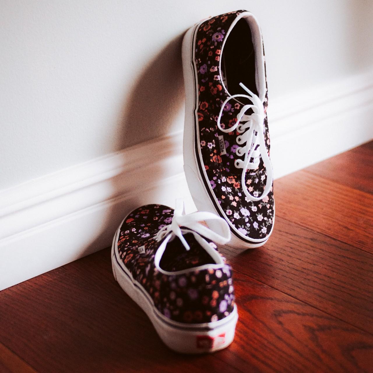 Vans authentic hotsell floral dots