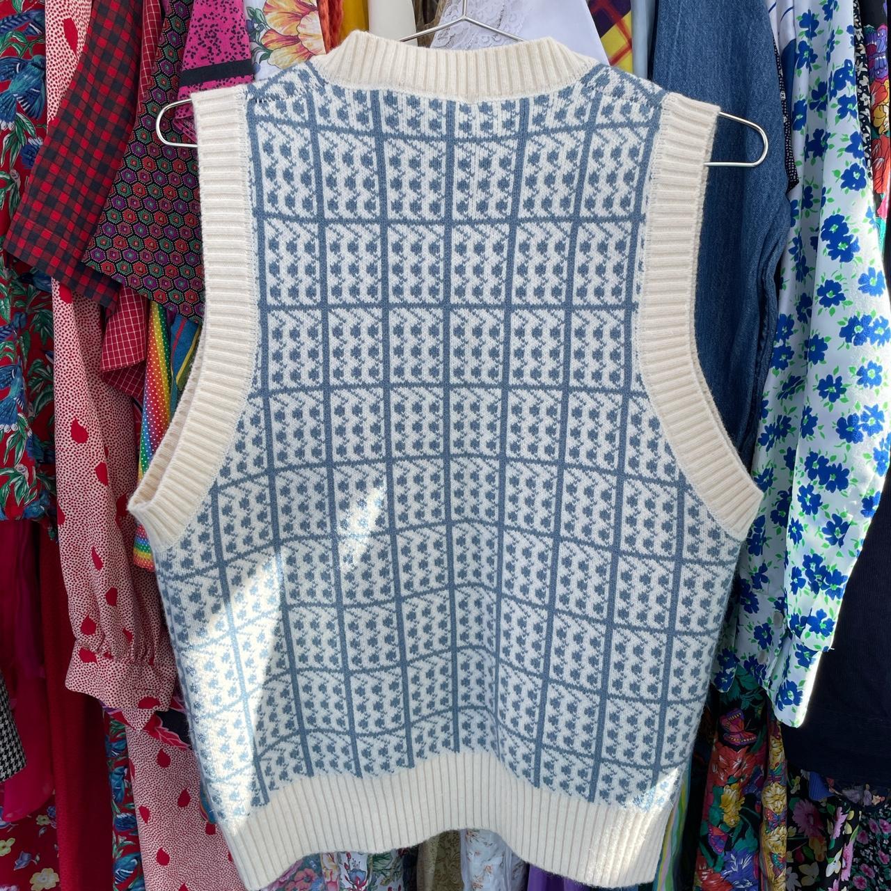 Cuuute sweater vest very Emma chamberlain - Depop
