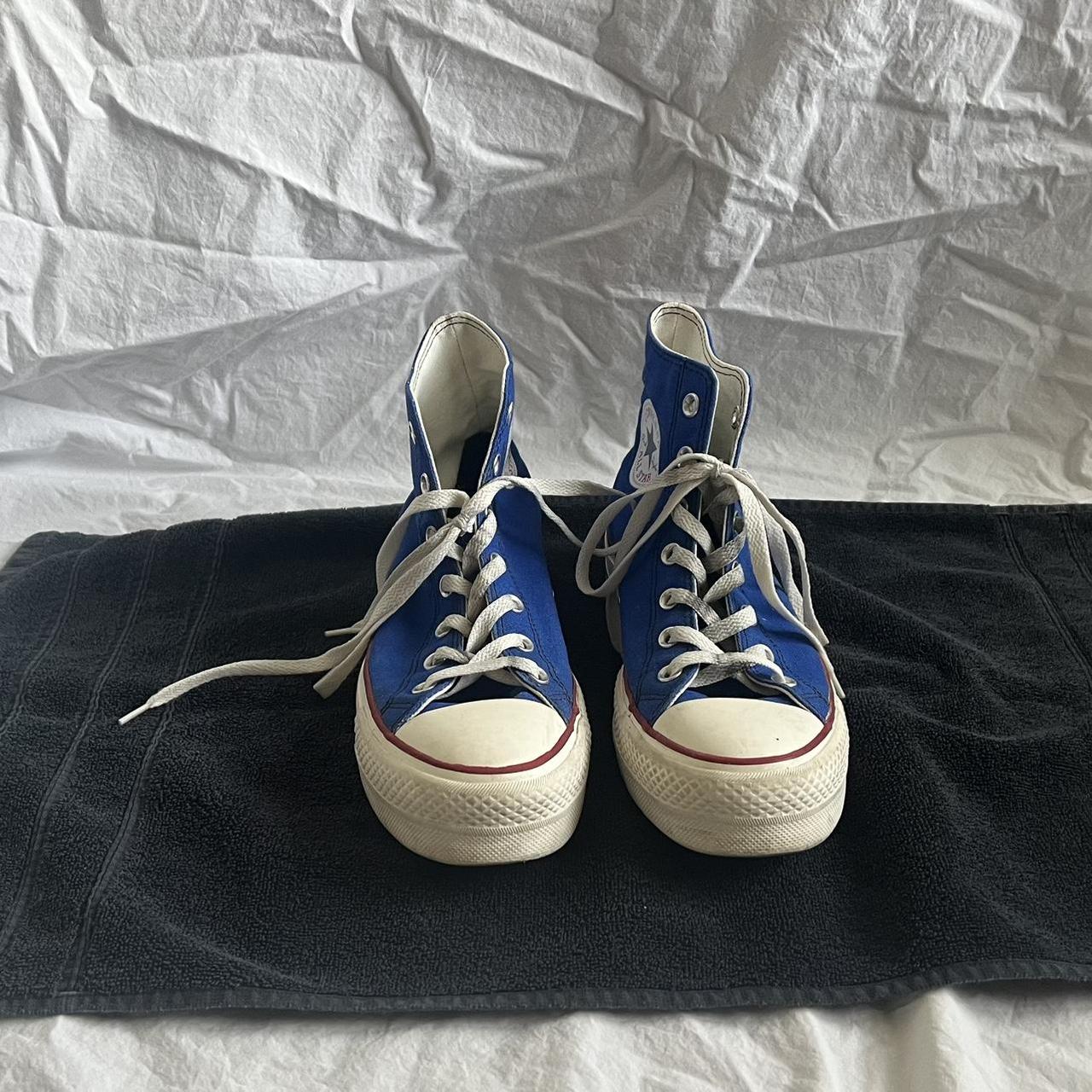 Converse Women's Blue and Red Trainers | Depop