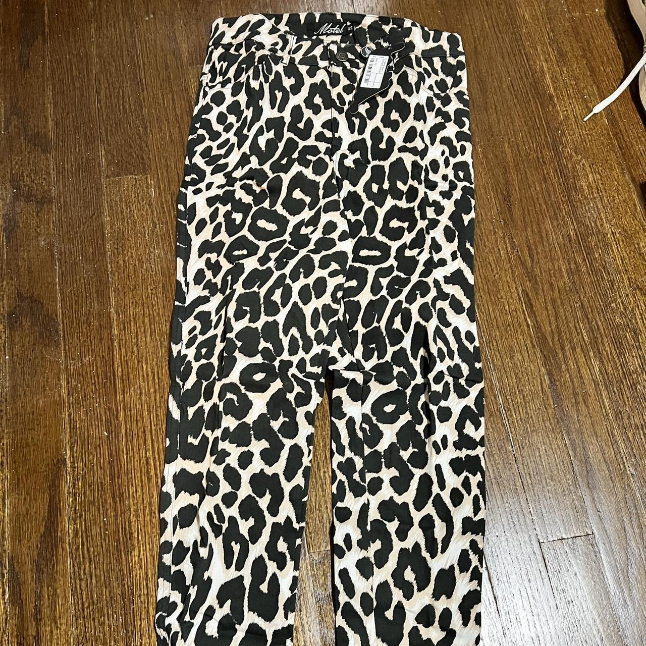 ❌SOLD❌Cute booty lounge leopard print leggings - Depop