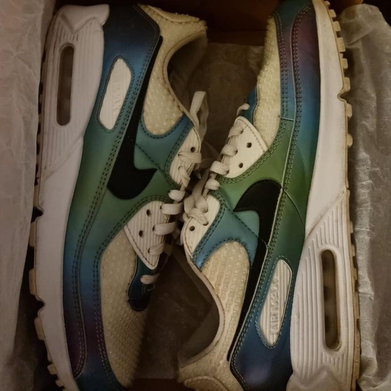 white nike trainers with air bubble