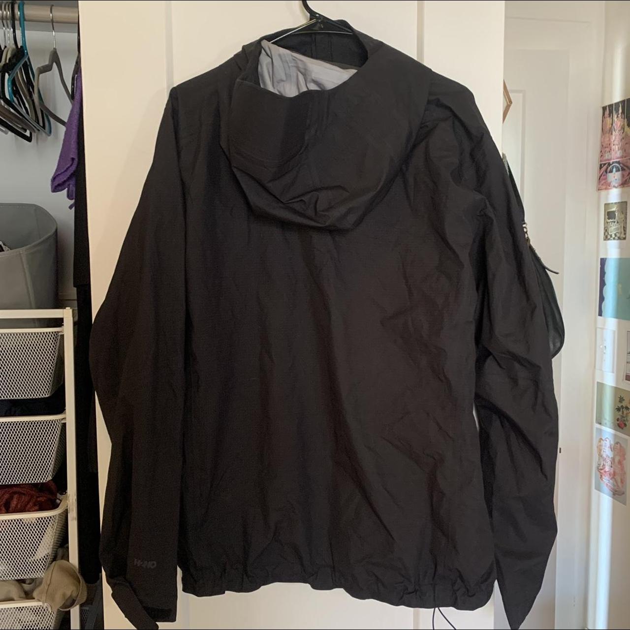 Patagonia men’s rain shell size L In great... Depop