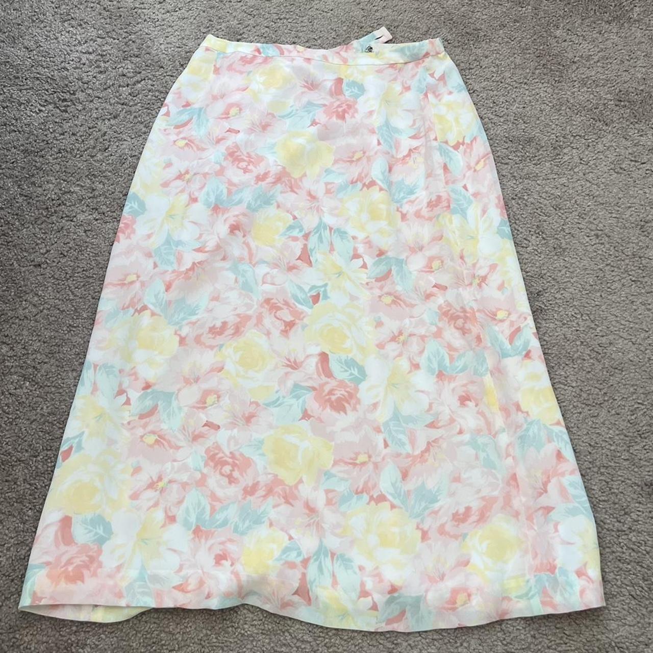 Floral midi Pendleton skirt. Only flaw is the clasp... - Depop