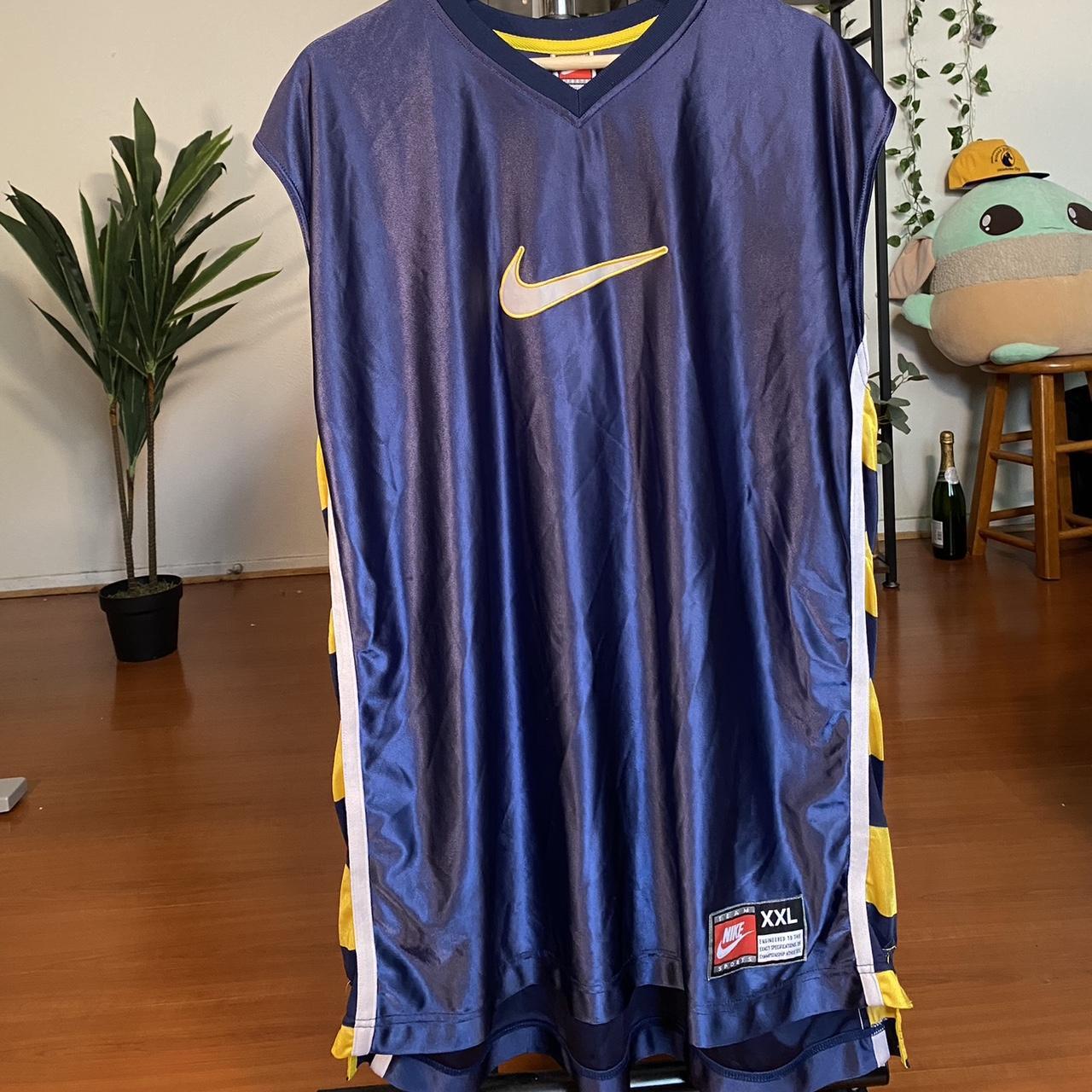 Nike Vintage 90s NIKE Basketball Tshirt Embroidered Size Large