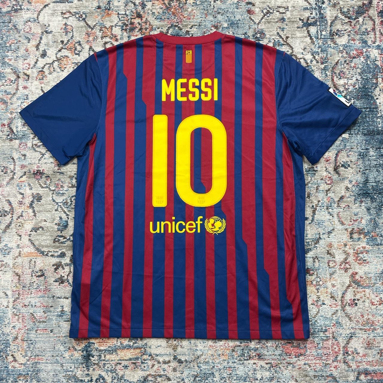 Barcelona Soccer Jersey Messi women's small - Depop