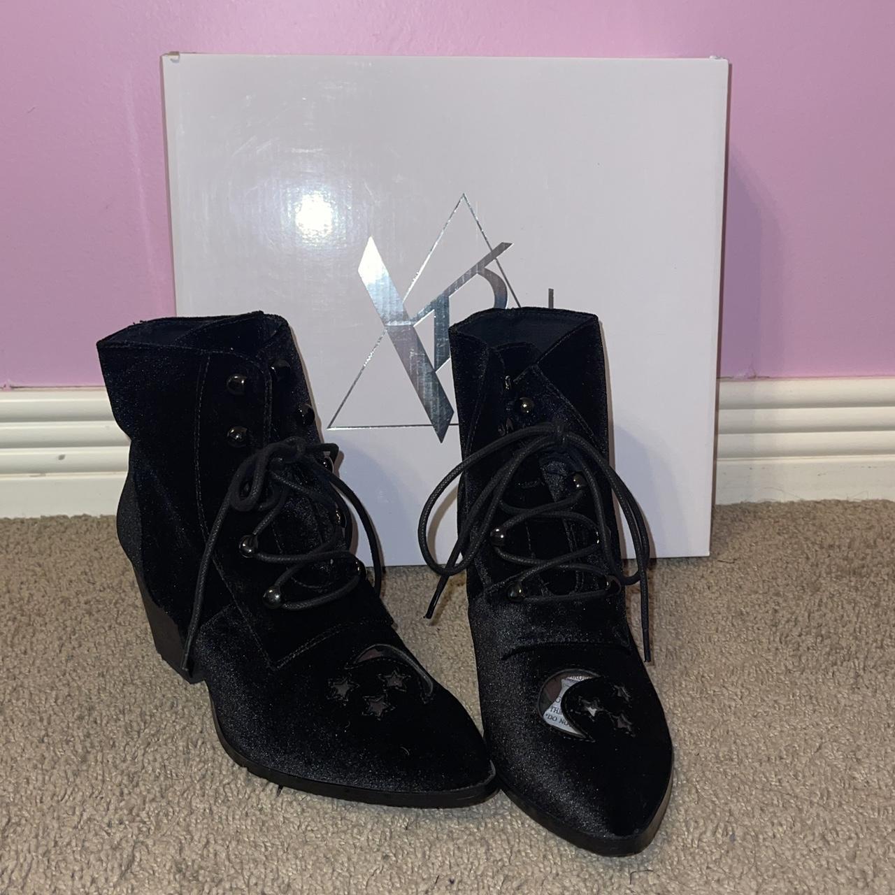 YRU Women's Black Boots | Depop