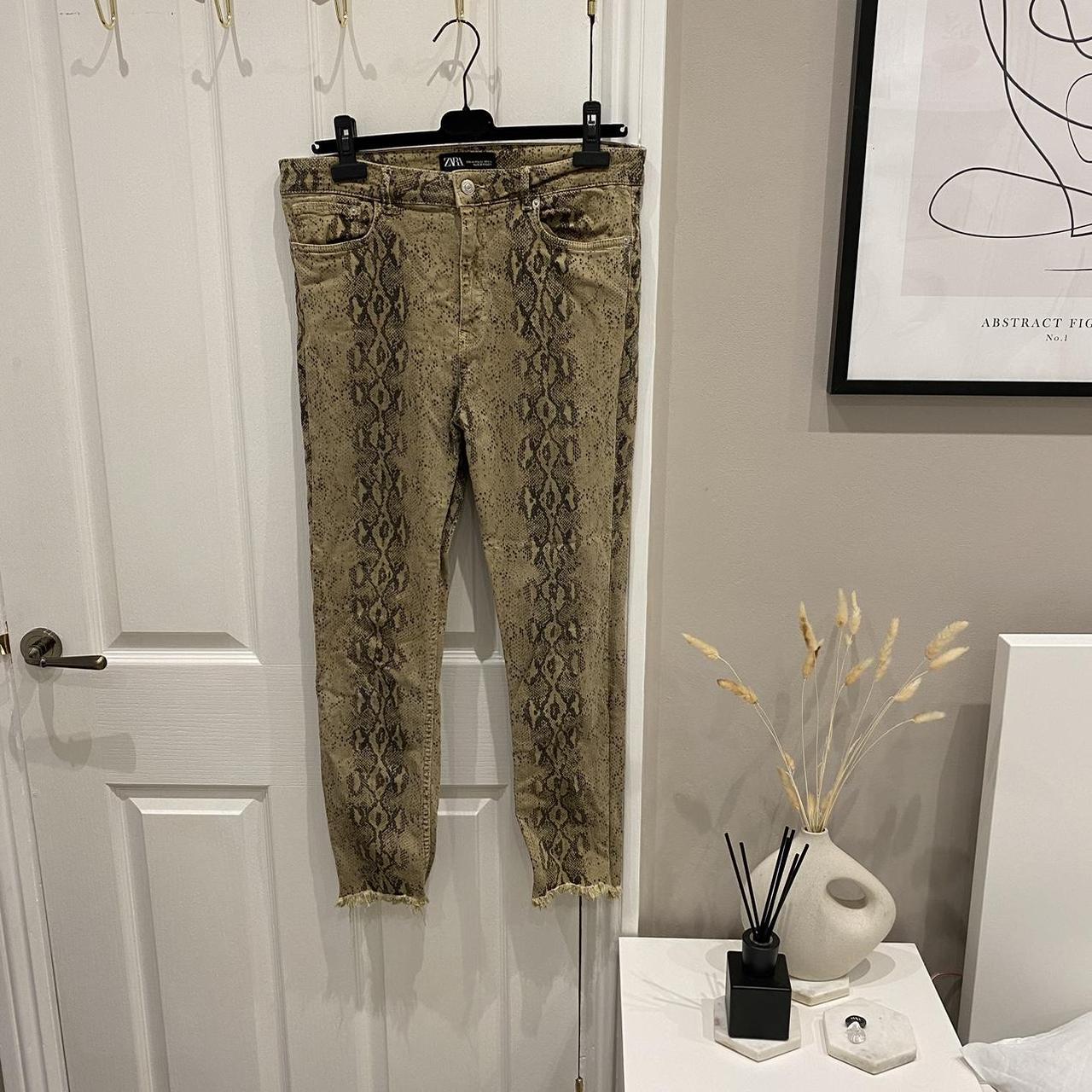 Zara Beige/brown snake print Jeans Cropped raw hem -... - Depop