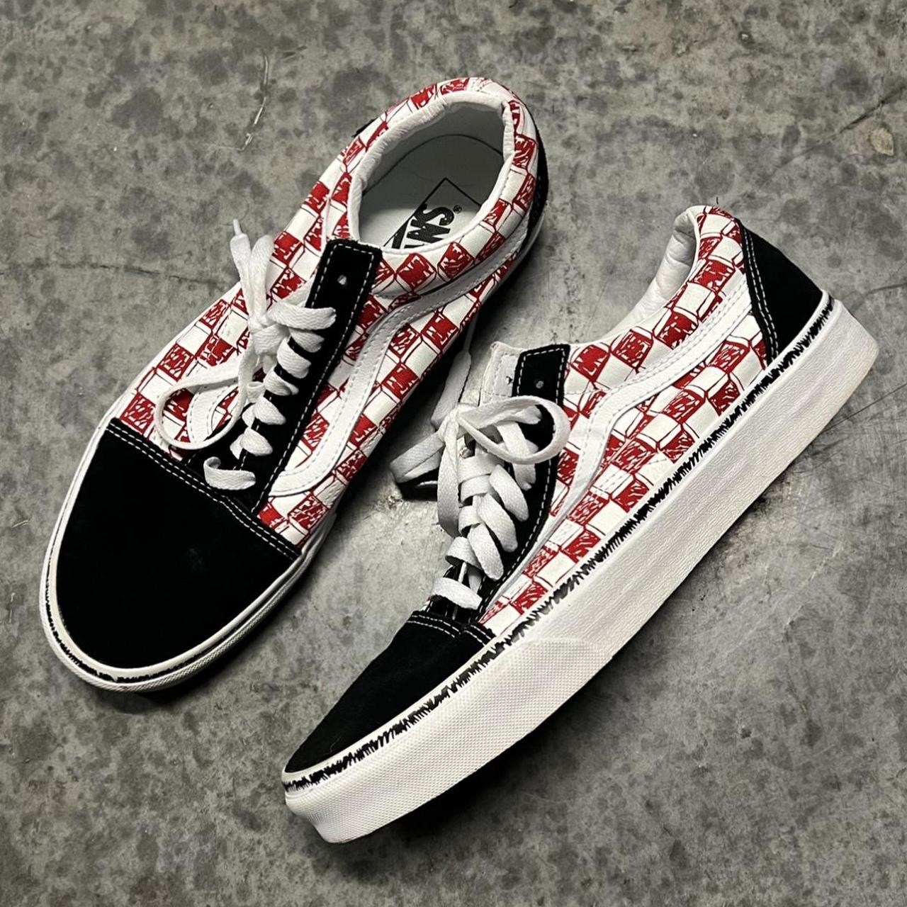 Black and red checkerboard vans 2024 with laces