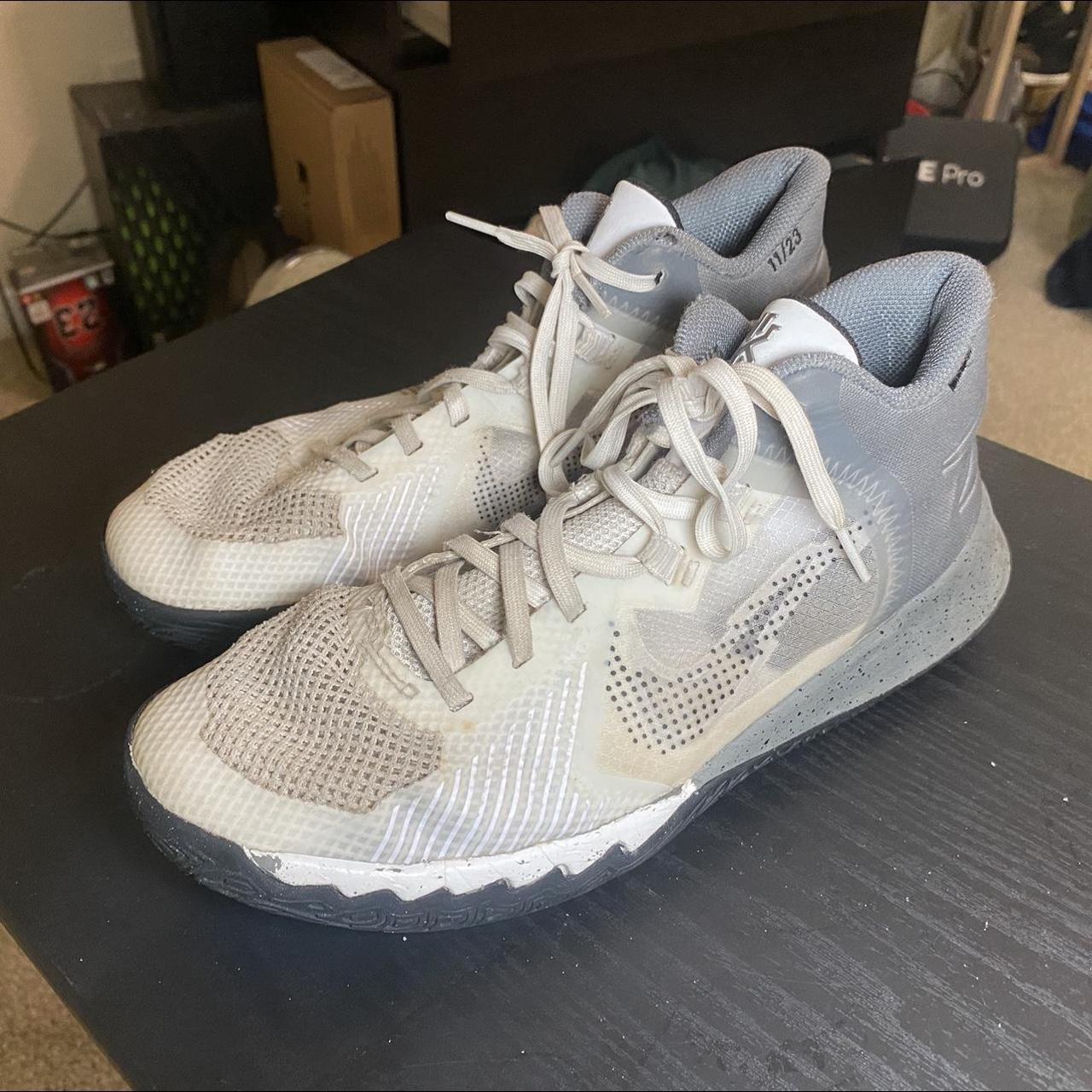 Size 7Y (GS) Nike Kyrie Flytrap Mid White