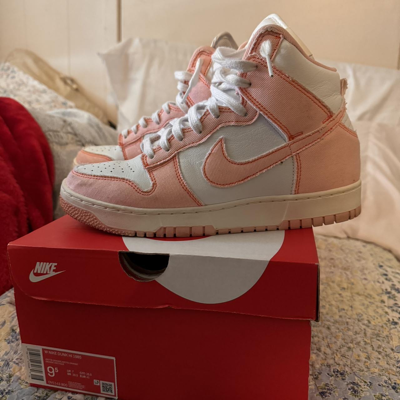 size 9.5 women s nike dunks. Worn maybe 5 times. Depop