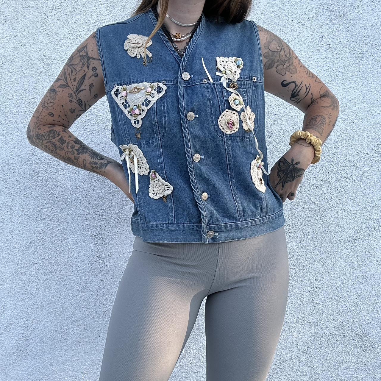 Super cute 90’s denim vest. In great condition, no...