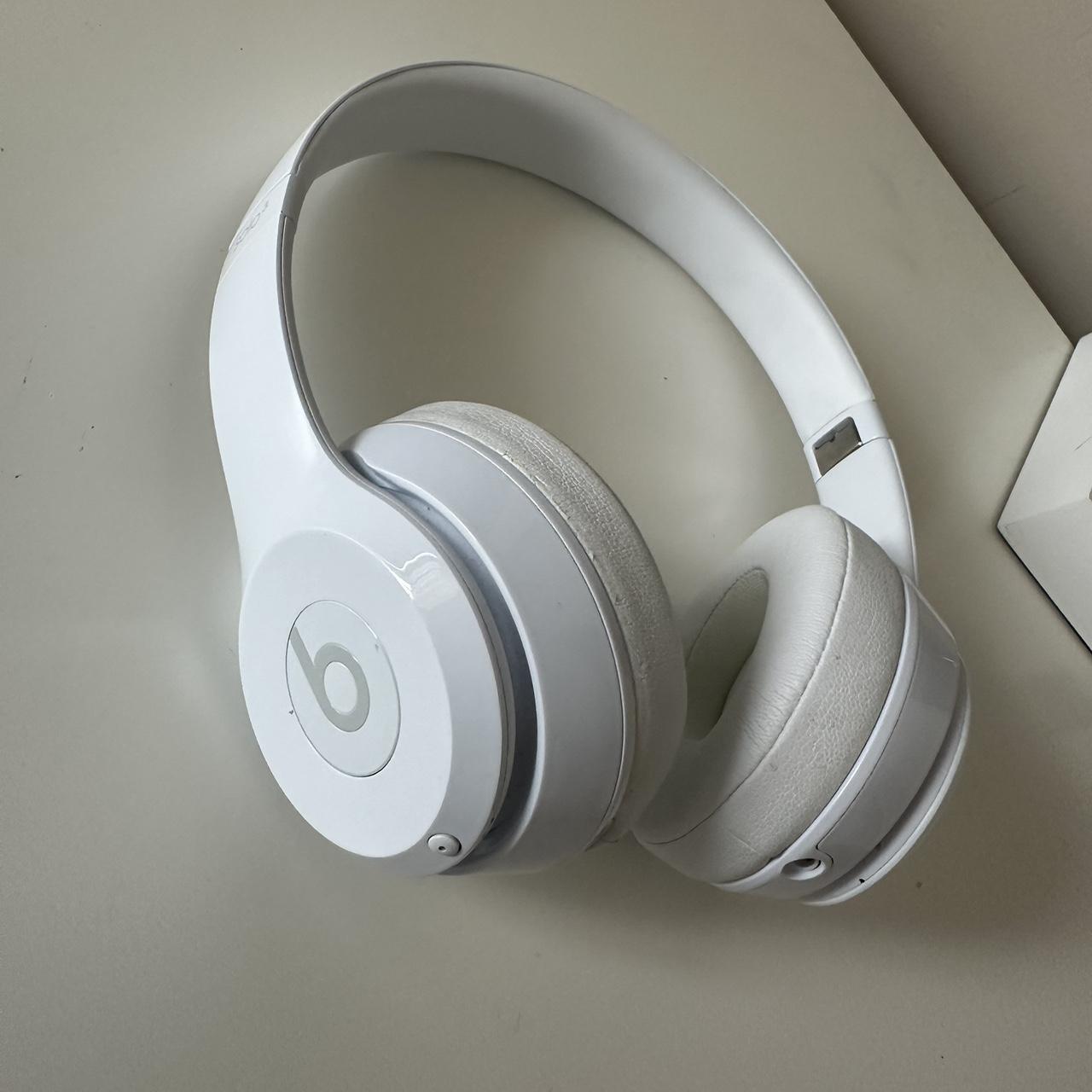 white beats solo 3 i have the case and box! they... - Depop