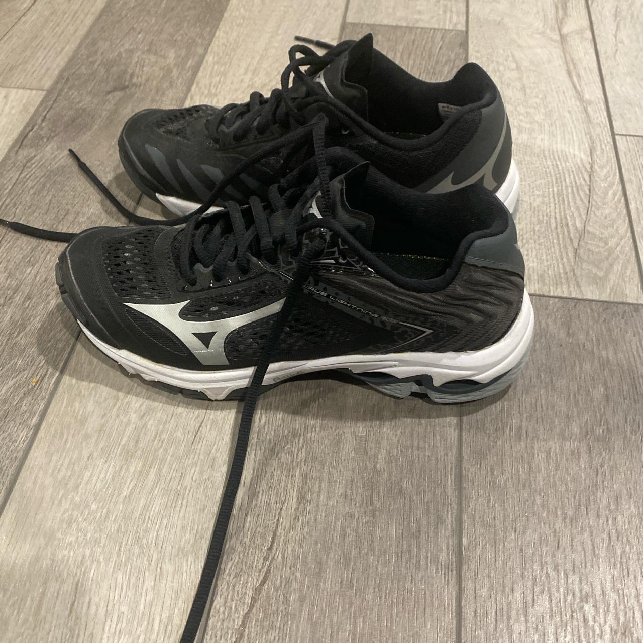 Mizuno Volleyball Shoes *lightly worn; in great... - Depop