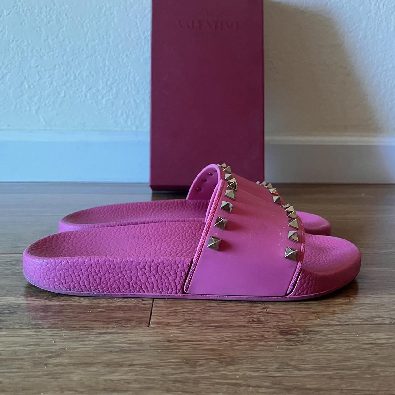 Pink valentino hot sale flip flops