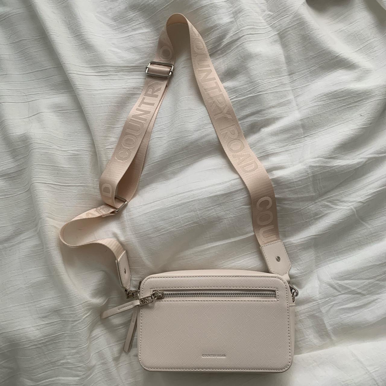 Country Road Crossbody Camera Bag never been used... Depop