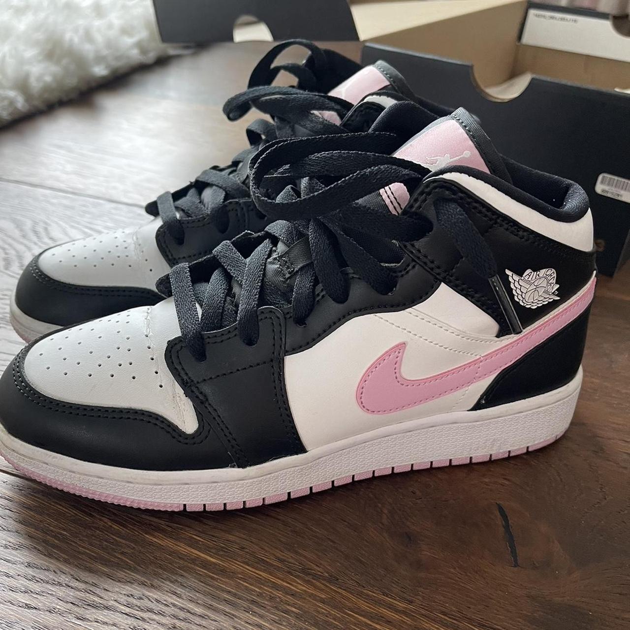 Jordan Women's Black and Pink Trainers | Depop