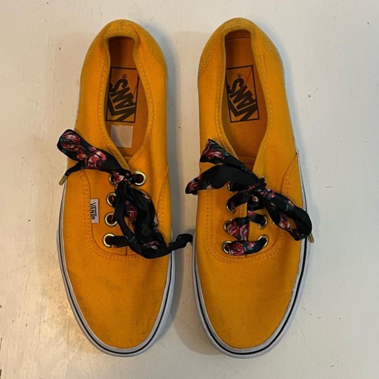 Black vans cheap with yellow laces