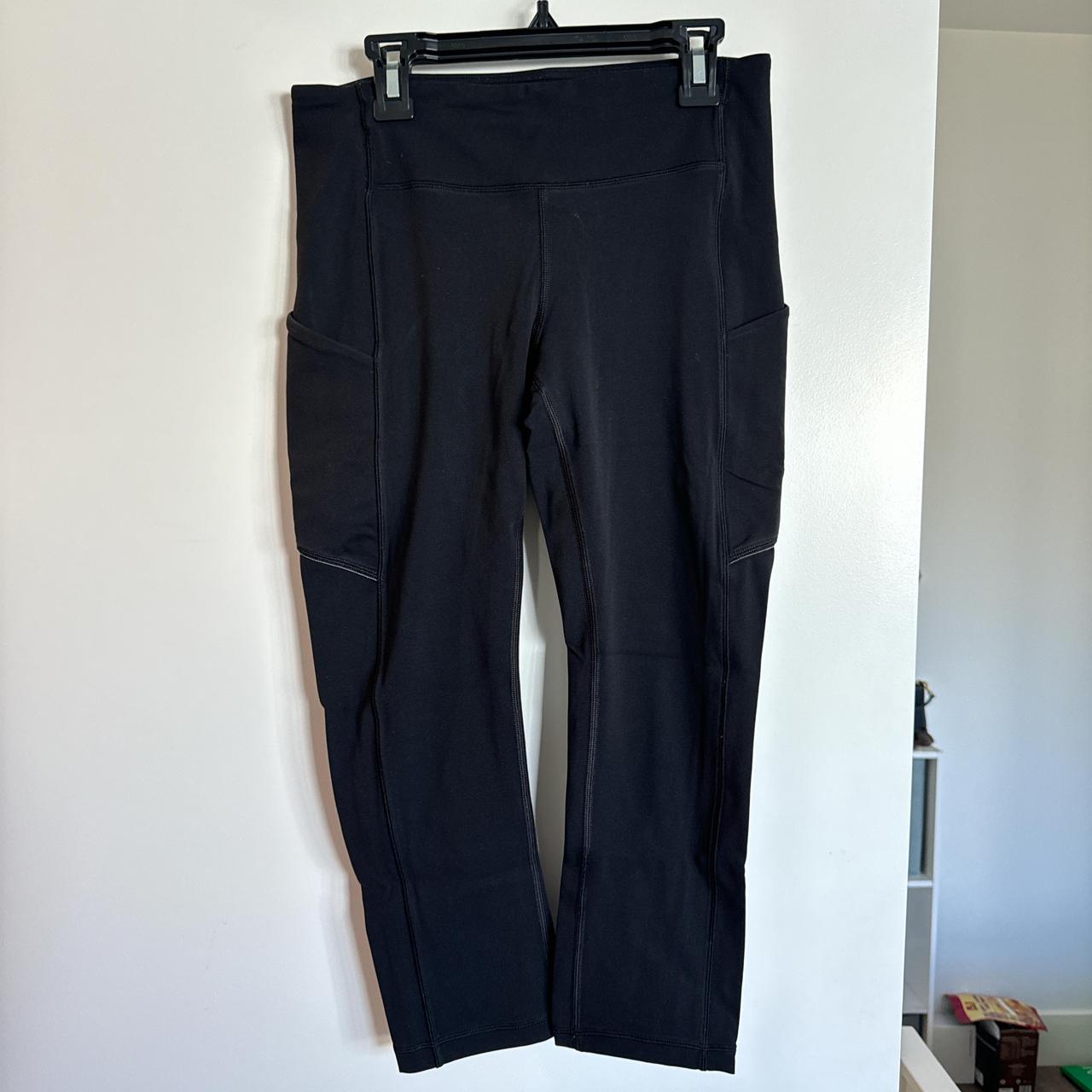 Black 3/4 Lululemon leggings with side pockets