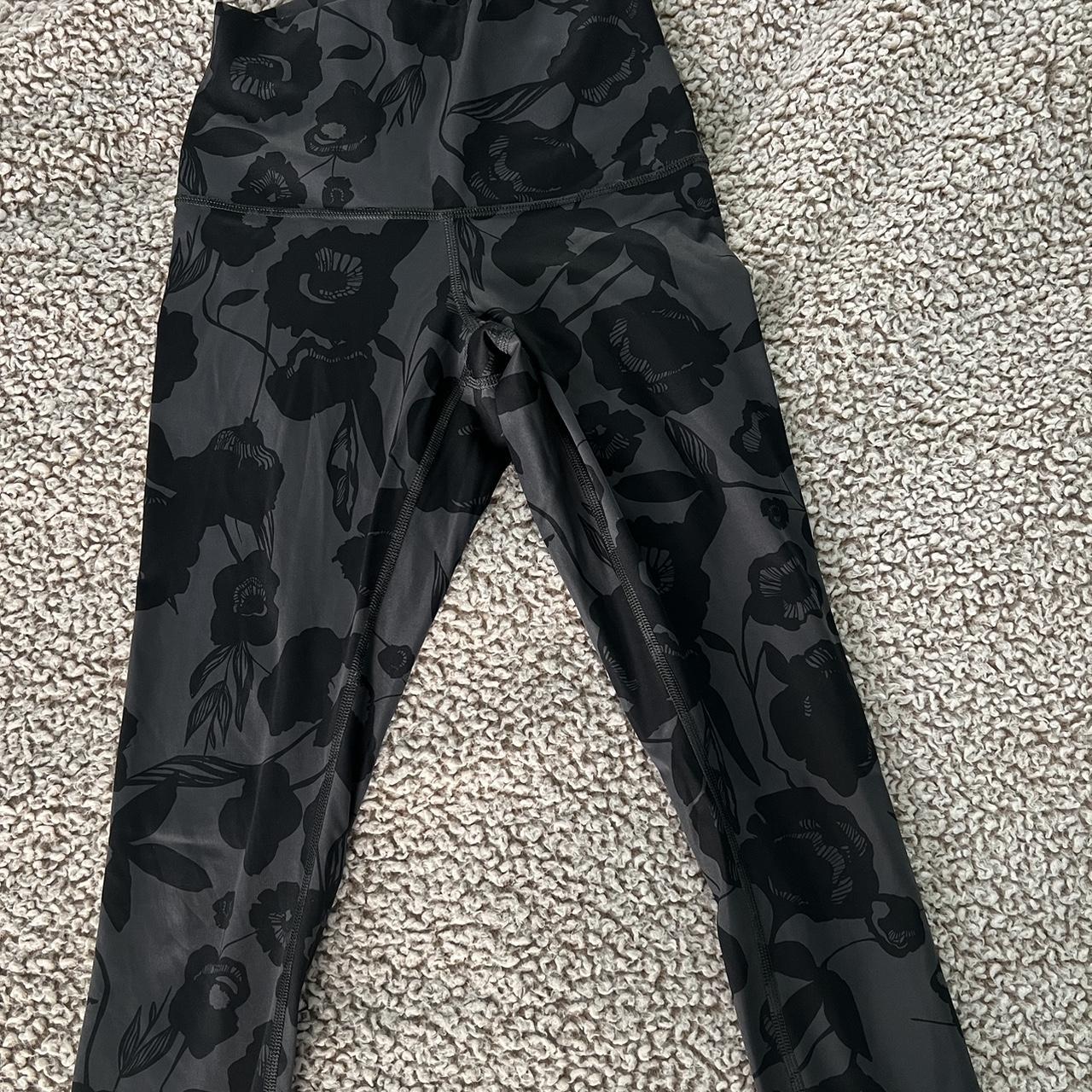 Lululemon crop leggings size 2 color black. For