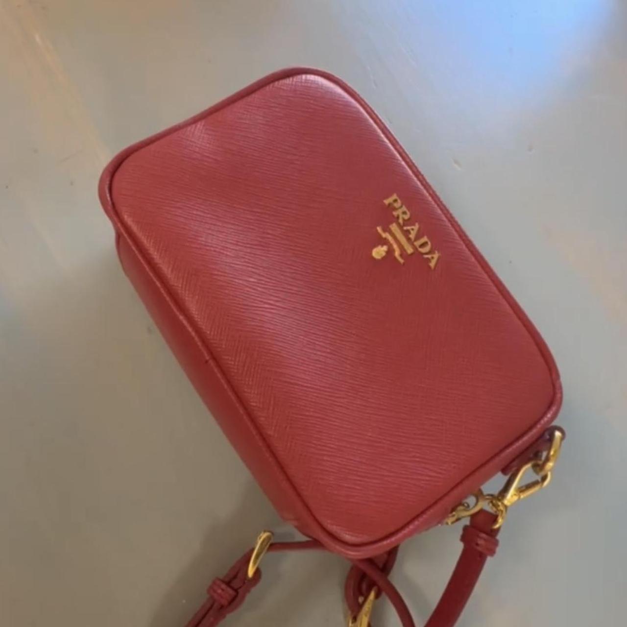 Prada Contenitore Tracolla Saffiano Fuoco Mini.